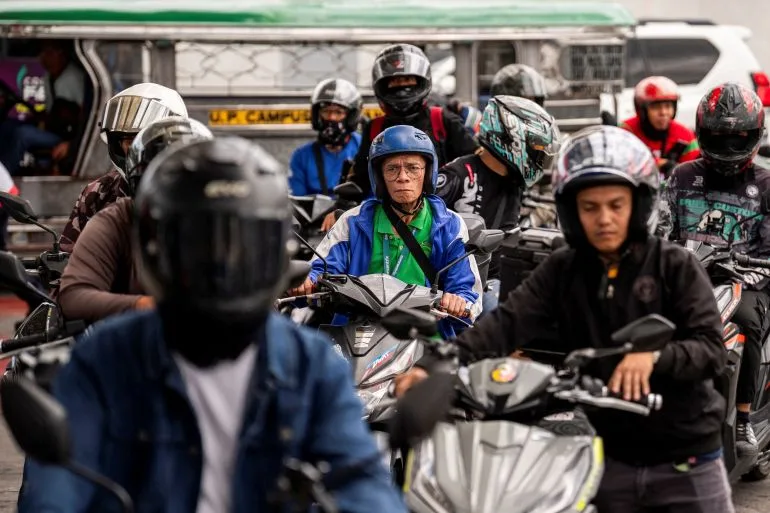 Msongo wa Mafuta Kusini-Mashariki: Nchi Zafunga Ofisi, Zashinikiza Kupunguza Usafiri